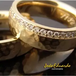 Aliança "martelada" com diamantes AL10-0175