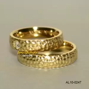 Aliança "martelada" com diamante 4,5 mm AL10-0247